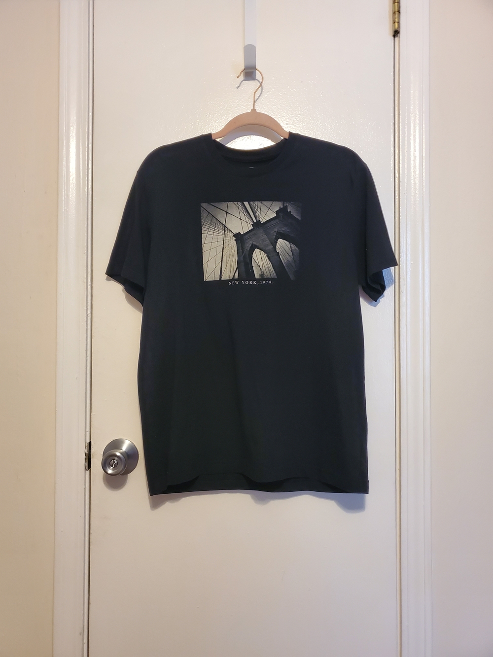 Banana Republic Black Short-Sleeve Tee with Brooklyn Bridge Photo